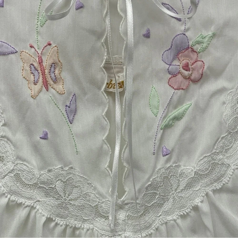 Vintage Barbizon Short-sleeved Nightgown size medium. White floral Lace nightie